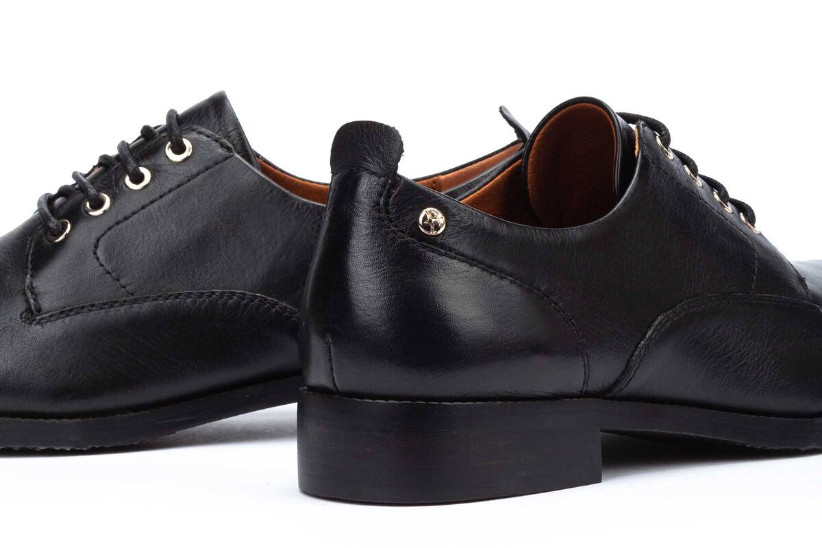 Scarpa stringata derby da donna 'Royal' - nera - ChaplinshoesScarpa stringata derby da donna "Royal" - neraPikolinos