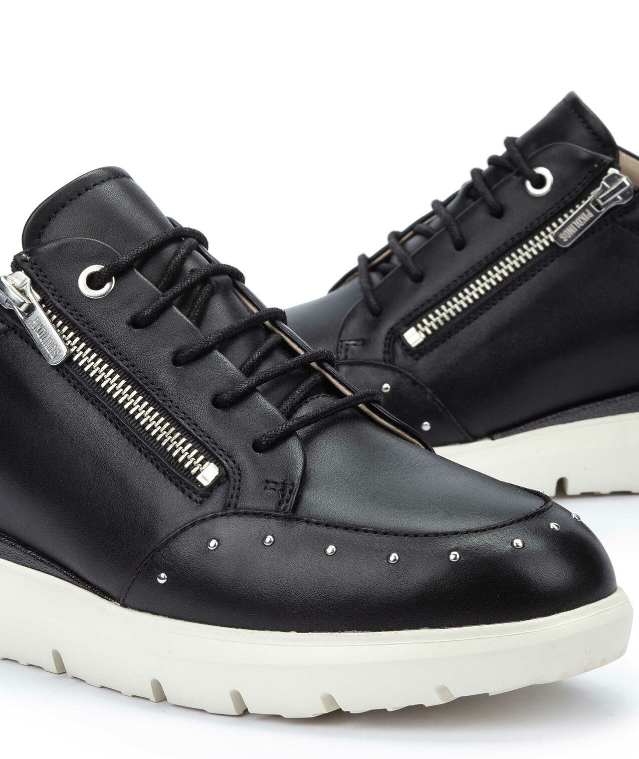 'Rueda' damessneaker met veters - ritssluiting - zwart - Chaplinshoes'Rueda' damessneaker met veters - ritssluiting - zwartPikolinos